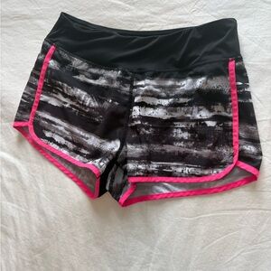 Head Women's Black Abstract Print Athletic Shorts with Pink Trim